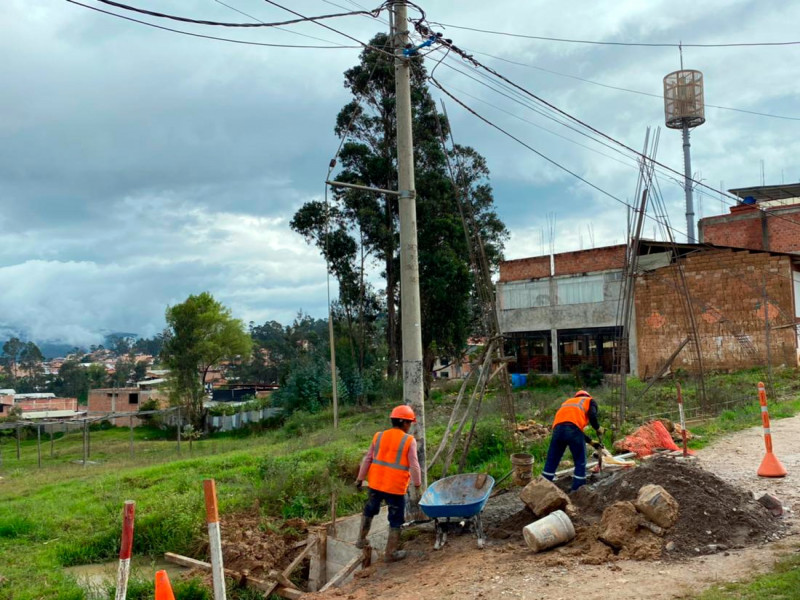 Electro Oriente mejora infraestructura de postes para evitar accidentes eléctricos.