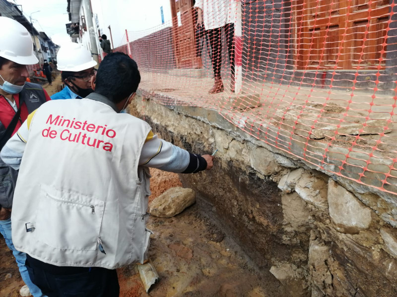 Dirección de Cultura detecta incumplimiento en trabajos de conservación de canales y veredas coloniales en obra que ejecuta la MPCH.