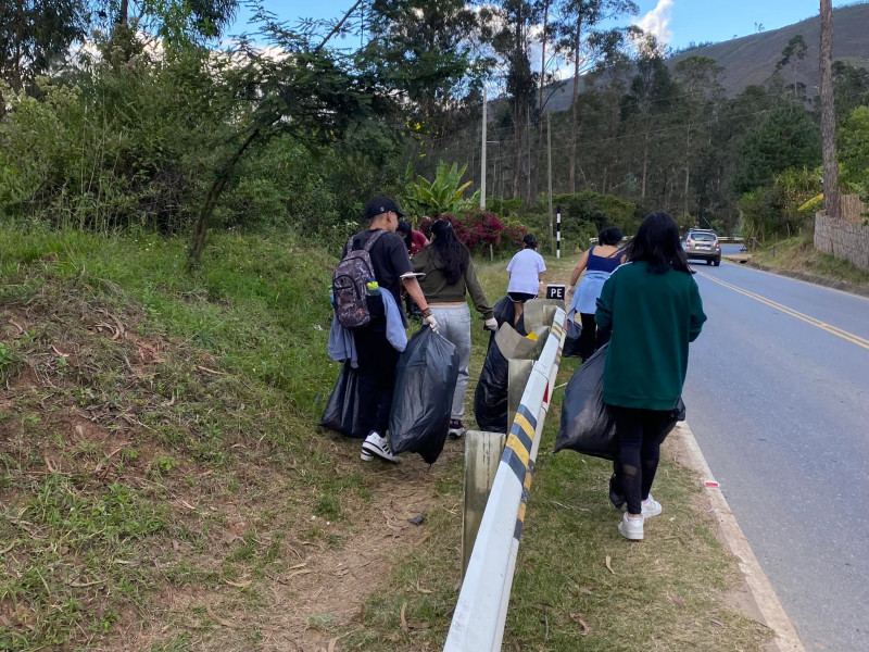 Jóvenes realizaron jornada de limpieza de desechos en la carretera de ingreso a la ciudad.