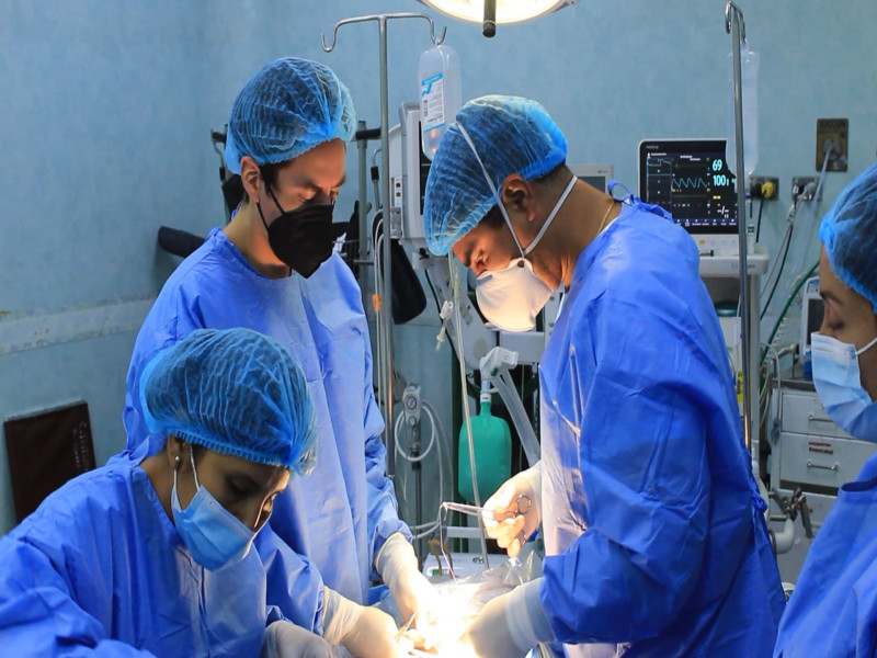 Médicos del hospital Sabogal salvan vida de madre chalaca al extirparle tumor gigante de 15 kilos