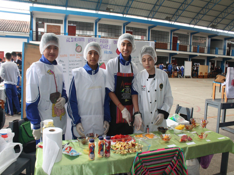 Estudiantes del colegio Seminario realizaron Feria Gastronómica con recetas nutritivas.