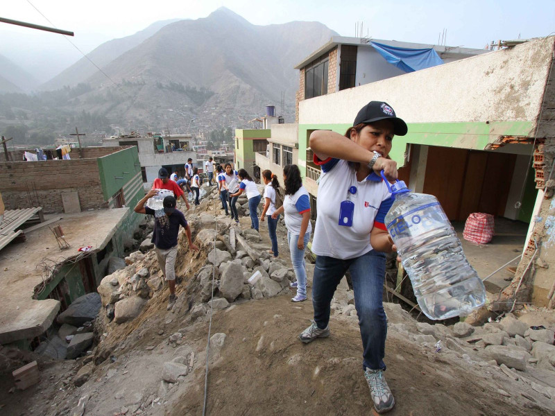 Universidad César Vallejo se pone al servicio de la comunidad y brinda apoyo a los afectados por las inundaciones