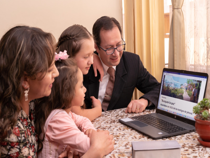 Después de sus asambleas mundiales, los testigos de Jehová invitan a seguir aprendiendo en reuniones locales