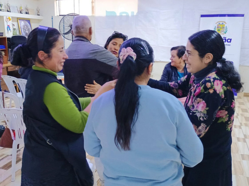 Programa Contigo promueve el abrazo terapia entre usuarios y cuidadores de personas con discapacidad