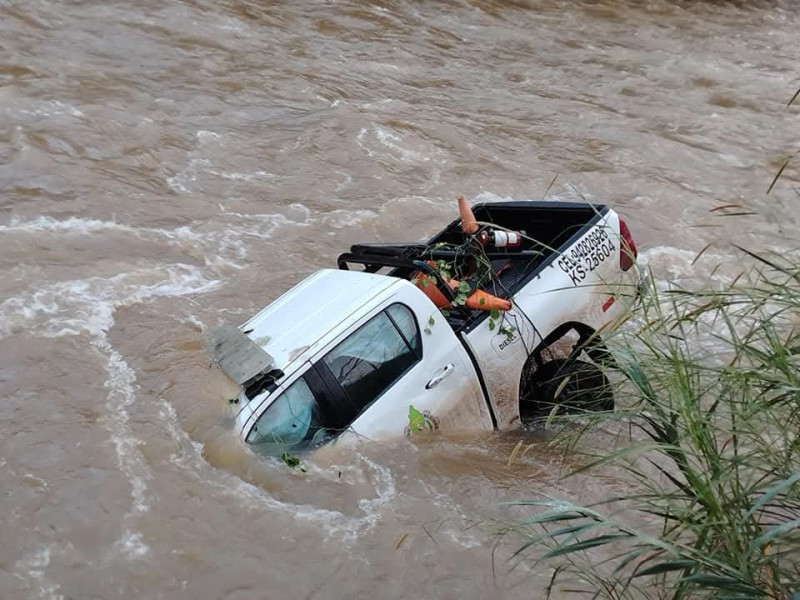 Patrullero PNP se despista y cae al río Utcubamba — policía sobrevive de milagro