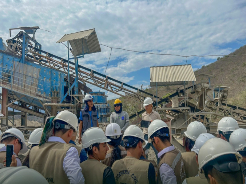 Estudiantes de Ingeniería Civil de la UNIFSLB realizan visita guiada a planta de producción de concreto.