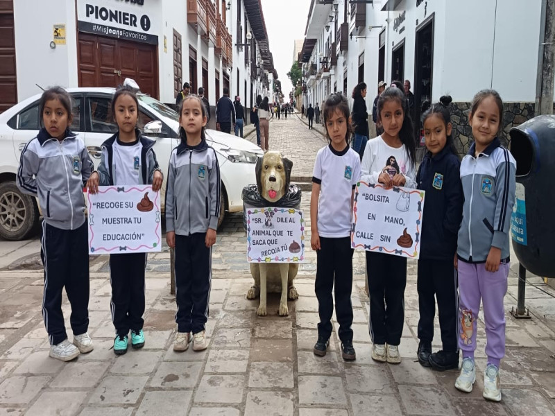 Estudiantes de inicial impulsan campaña de concientización: “la mascota es tuya, limpia lo que ensucia”