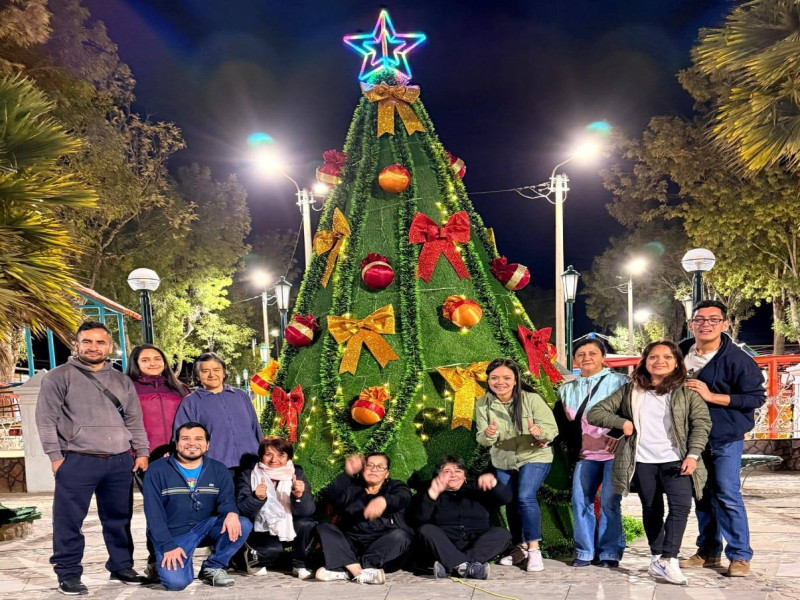 Vecinos de La Laguna se unen y confeccionan árbol navideño en la plazuela Niño de Belén.