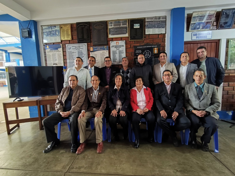 Promoción 1994 del Seminario Jesús María dona moderno televisor a su alma máter.