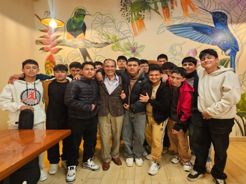 Alumnos del cuarto grado del Seminario despiden con emotivo homenaje a su querido profesor Manuel Durango.