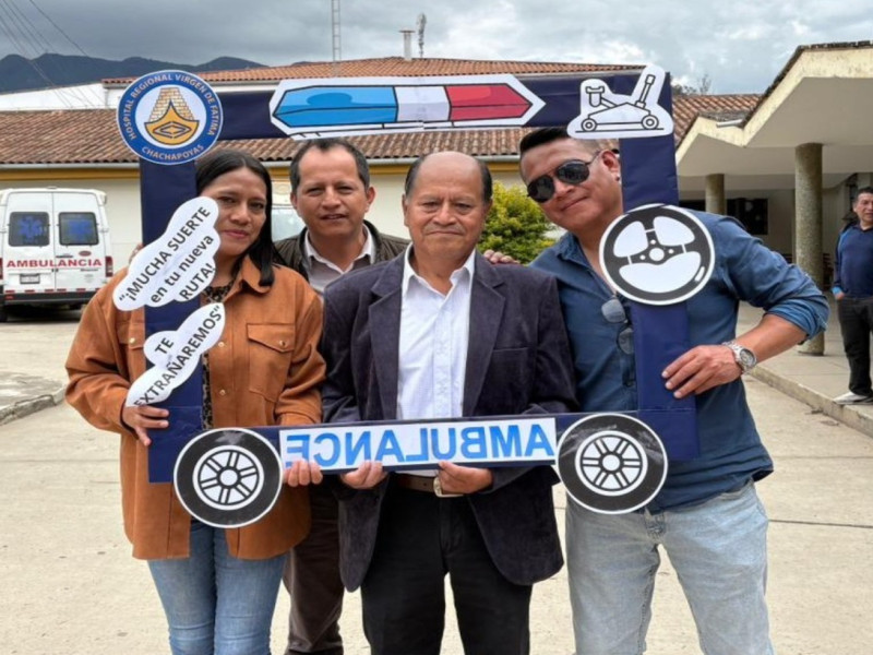 Rinden emotivo homenaje a piloto de ambulancia tras 45 años de servicio