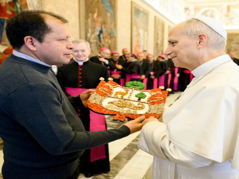 Papá León recibió un escudo hecho de nogal de artesano chachapoyano.