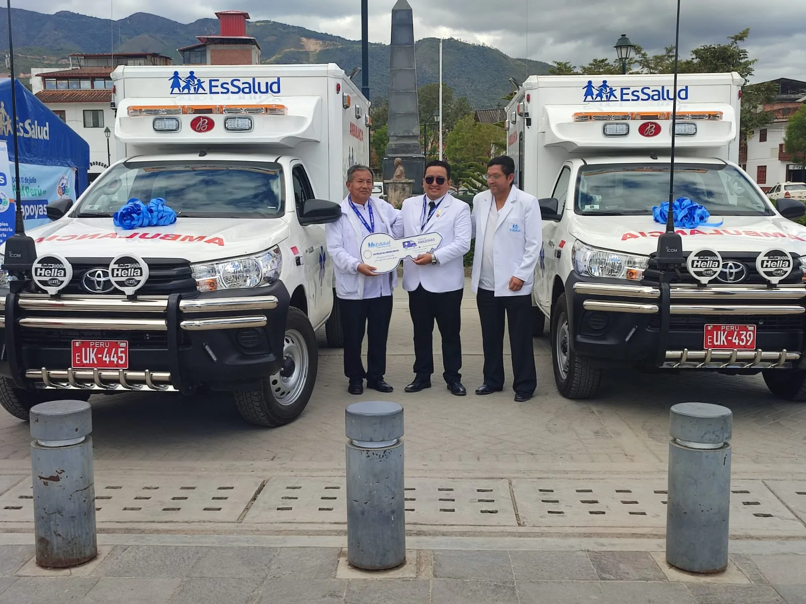 ESSALUD entrega dos nuevas ambulancias y equipos biomédicos.