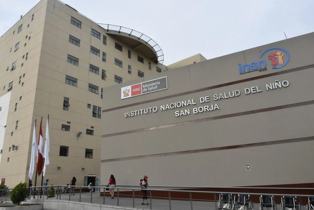 Milán, de 13 años, lucha contra un aneurisma cerebral y necesita urgentemente dispositivos médicos.