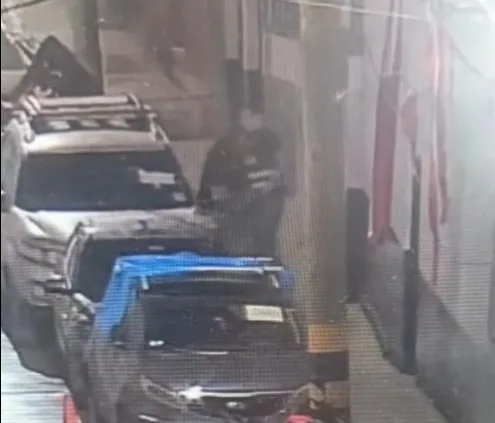 Cámaras captan a Mayor PNP investigado por presunto hurto y encubrimiento real.